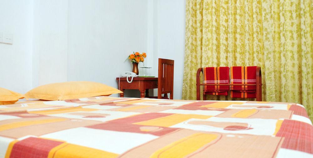 Oyo 290 Night Station Hotel Panadura Bagian luar foto