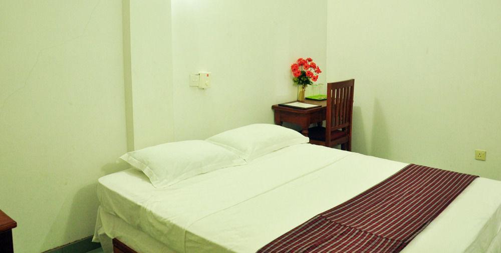 Oyo 290 Night Station Hotel Panadura Bagian luar foto