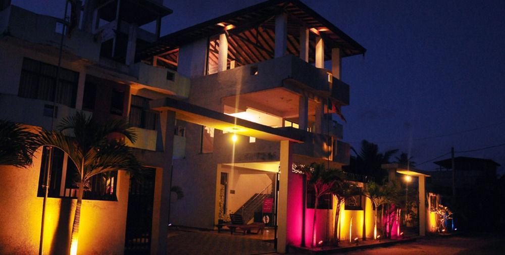 Oyo 290 Night Station Hotel Panadura Bagian luar foto