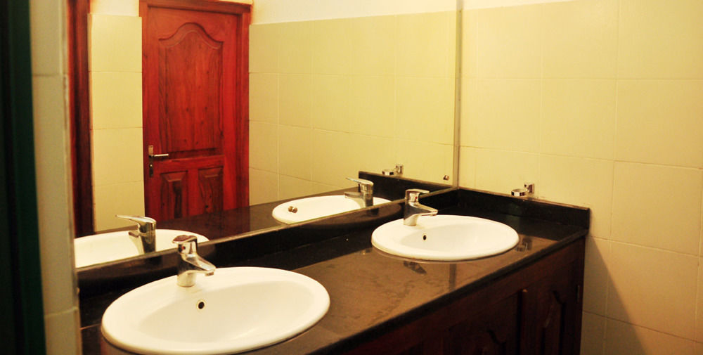 Oyo 290 Night Station Hotel Panadura Bagian luar foto