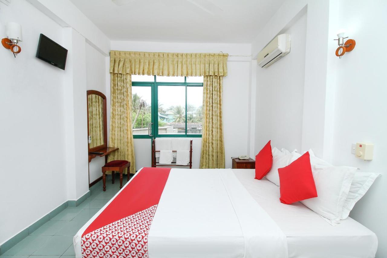 Oyo 290 Night Station Hotel Panadura Bagian luar foto