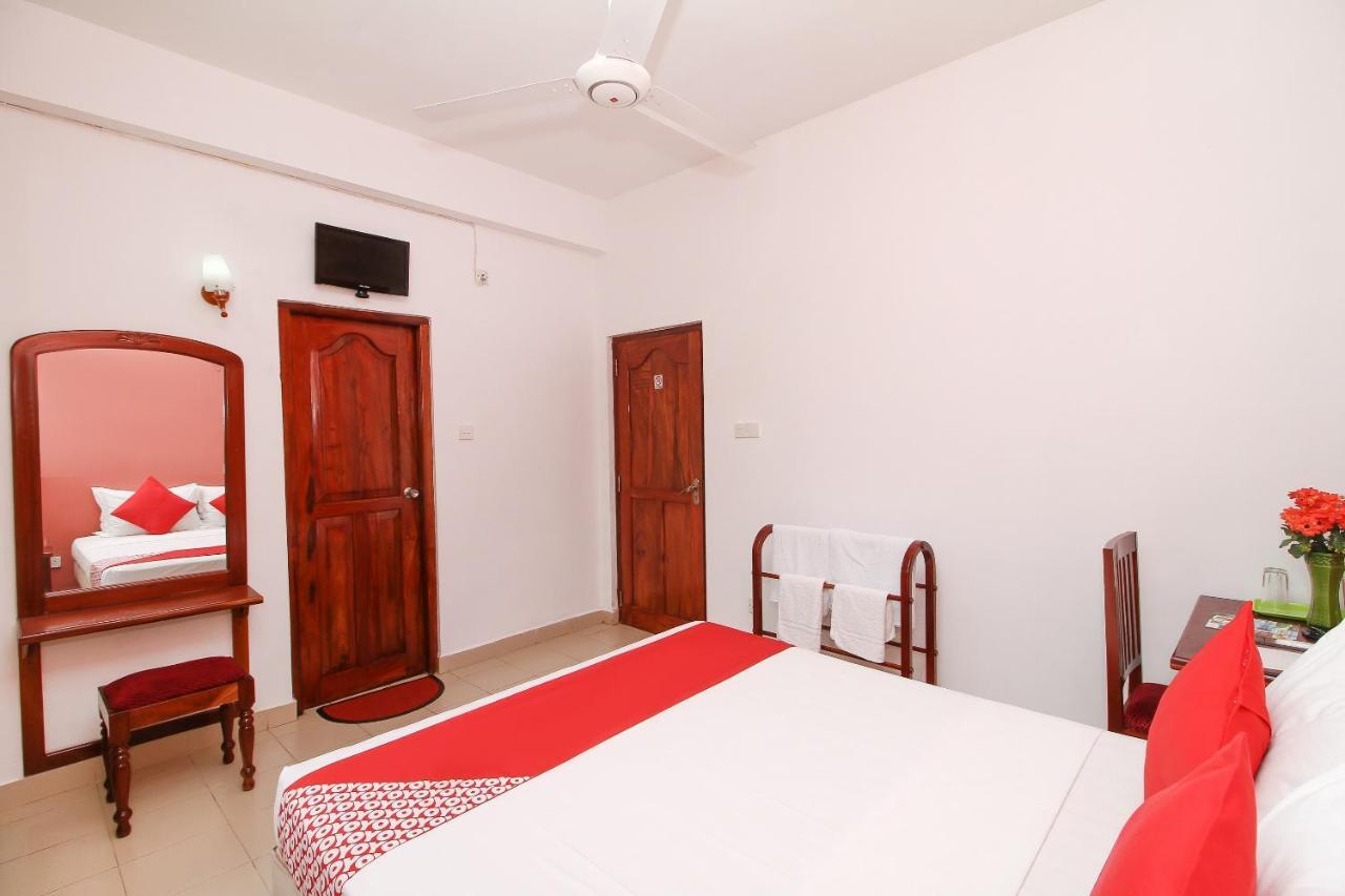 Oyo 290 Night Station Hotel Panadura Bagian luar foto