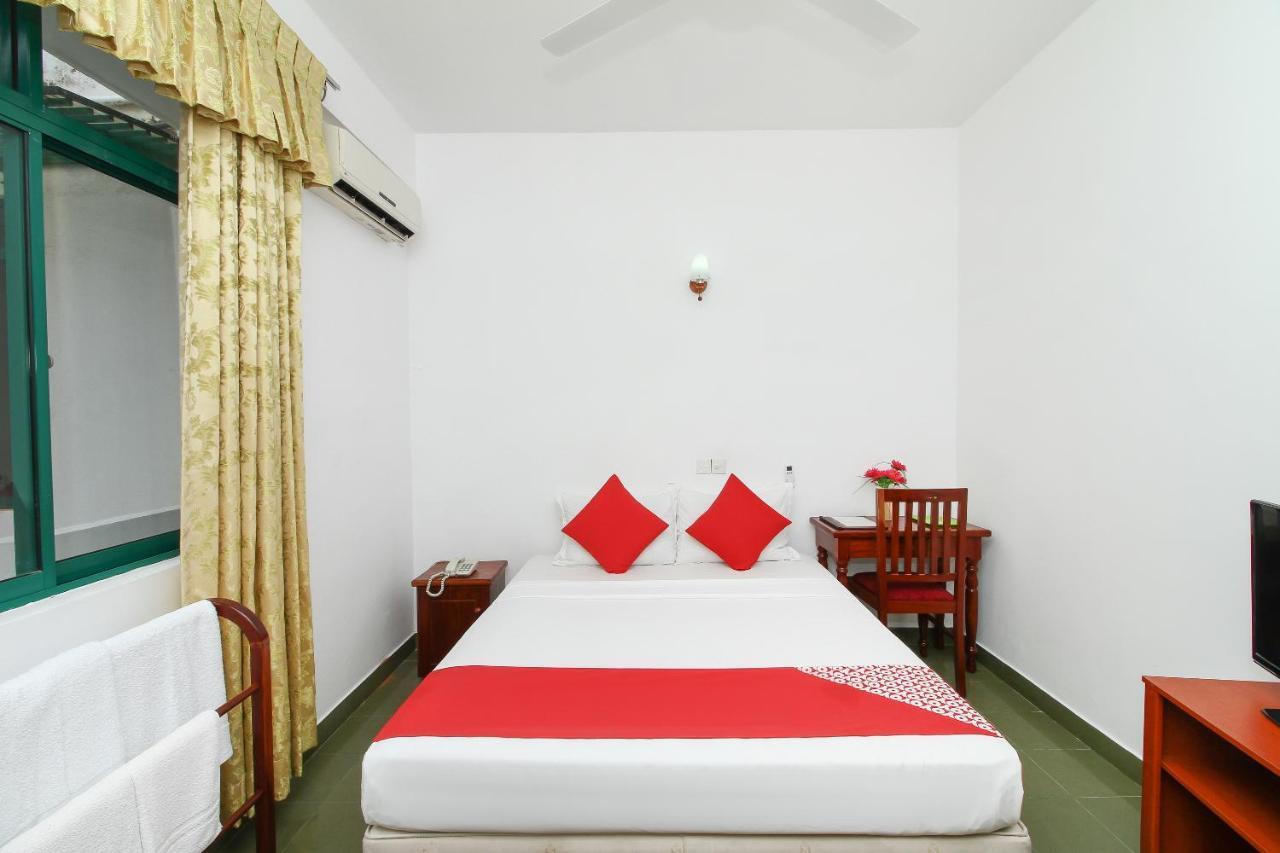 Oyo 290 Night Station Hotel Panadura Bagian luar foto