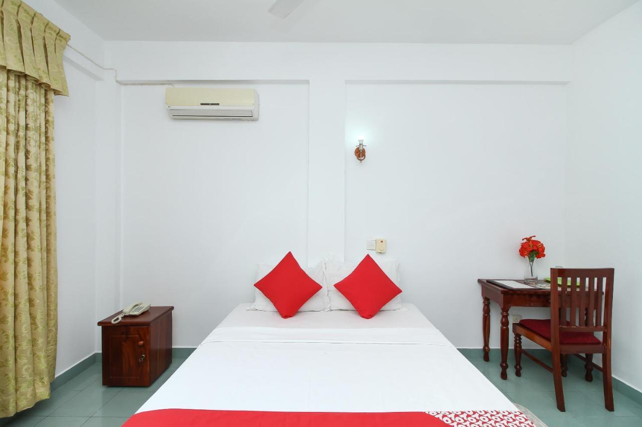 Oyo 290 Night Station Hotel Panadura Bagian luar foto